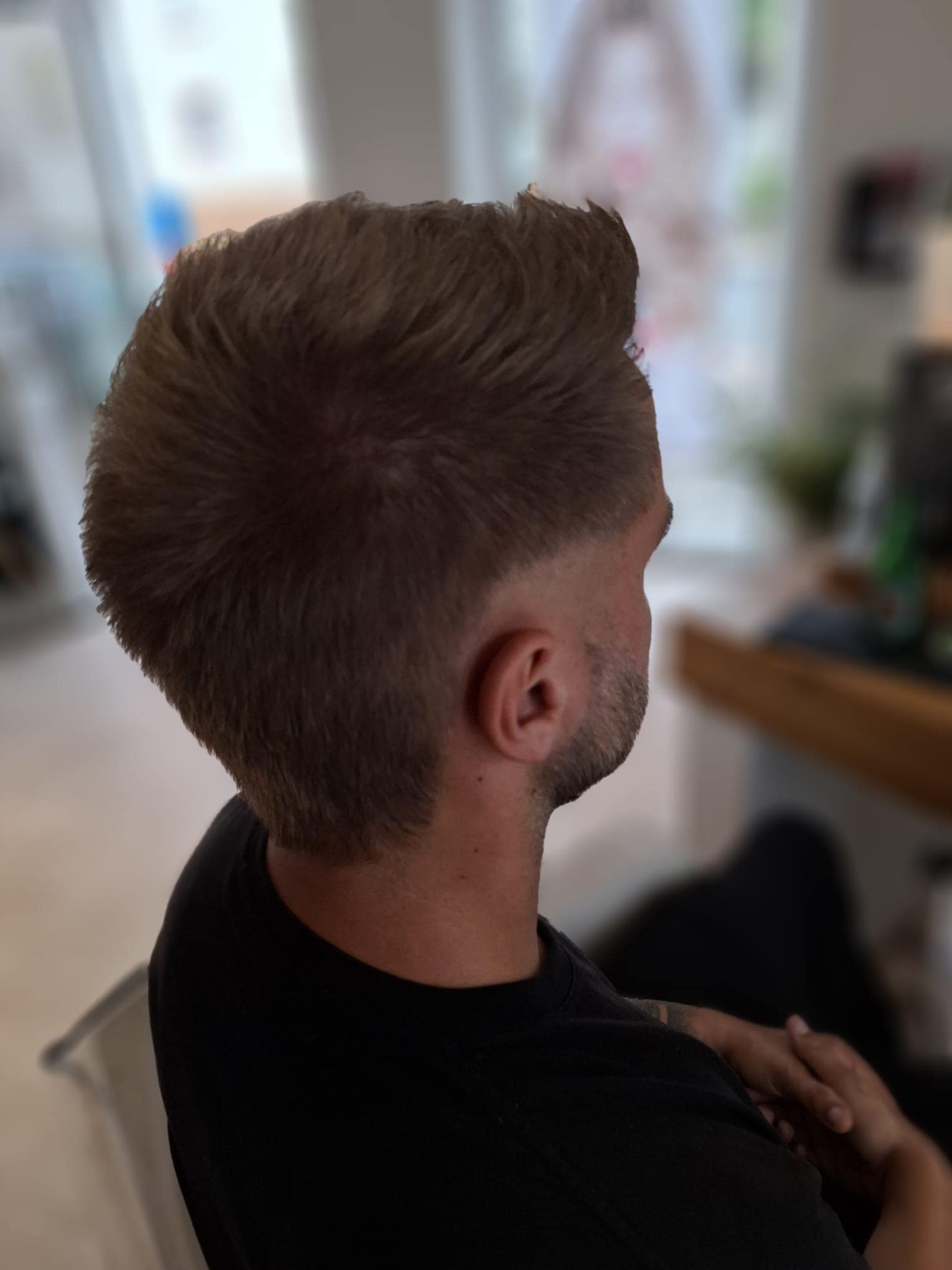 Haarschnitte für Damen & Herren